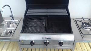 Cucina barbecue con griglia