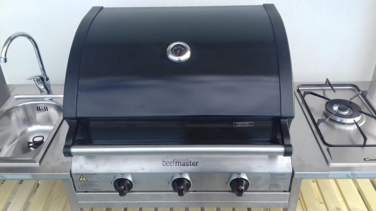 Cucina con barbecue da esterno
