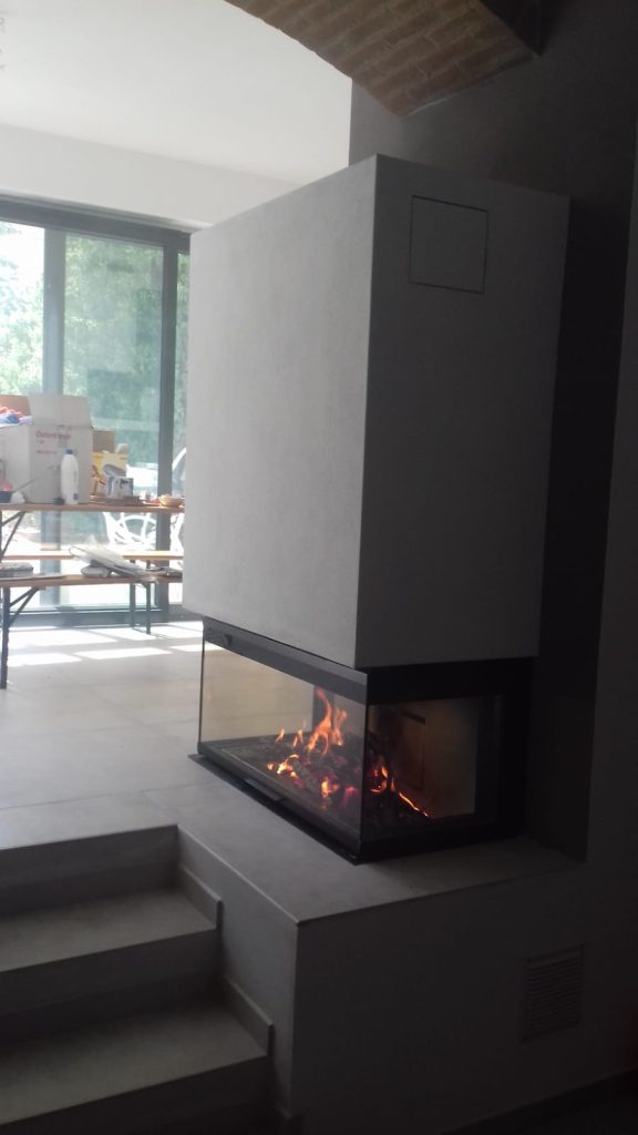 Realizzazione di installazione camino/monoblocco a legna modello MCZ Forma Wood. A Toirano (Sv)