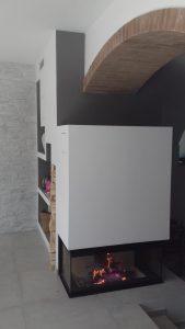 Realizzazione di installazione camino/monoblocco a legna modello MCZ Forma Wood. A Toirano (Sv)